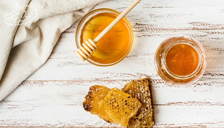 عسل برای درمان گرفتگی صدا در یک روز